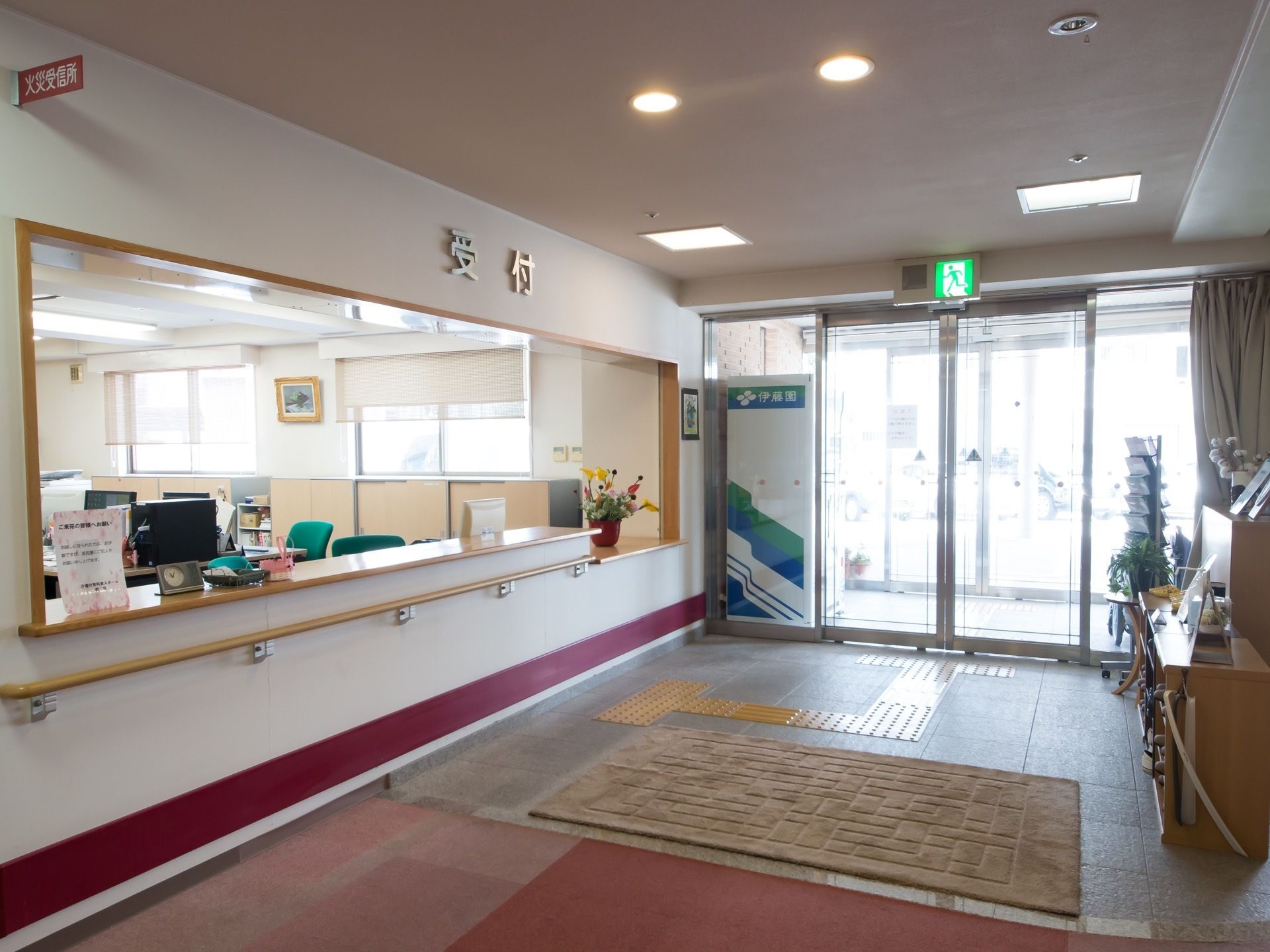 自動ドアが２つ設置されており、あいだに自動販売機がある。玄関に点字ブロックが敷かれているほか、滑り止めマットも備えつけられている。