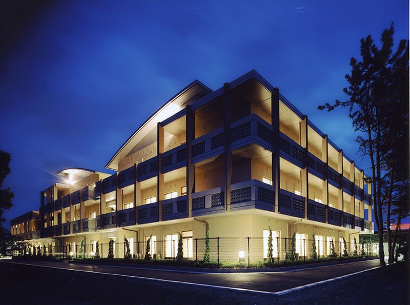 夜景を背にした建物外観