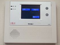 モニター付きのインターフォンが設置されている。「1階用」と赤い文字に書かれていて、音量を調整するボタンもある。