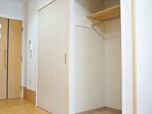 オープンタイプのクローゼットの隣には引き戸が付いたスペースがあり、フローリングの部屋には家具はない。