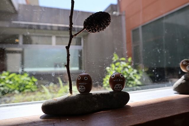 和やかな雰囲気の窓辺