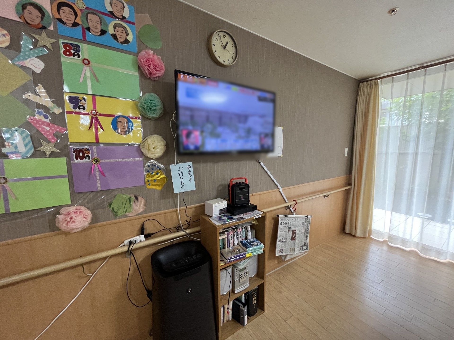 壁面装飾とテレビの部屋