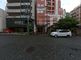 都会の静かな通りの風景