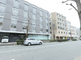 静かな住宅街の施設外観