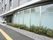 建物のドアは、おしゃれなアーチ状になっている。また、そのドアの前には植物を植え、緑豊かになっている。