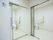空間の角に２つの個室トイレがある。トイレは清潔感があり綺麗で、とても広い。壁にはL字型の手すりを取りつけ、安全面に考慮されている。