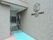 道路からエントランスまでは緩いスロープになっている。車椅子をご利用の方が安全に施設に出入りできるように設計されている。