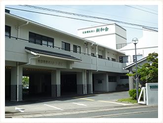 落ち着いた外観の建物