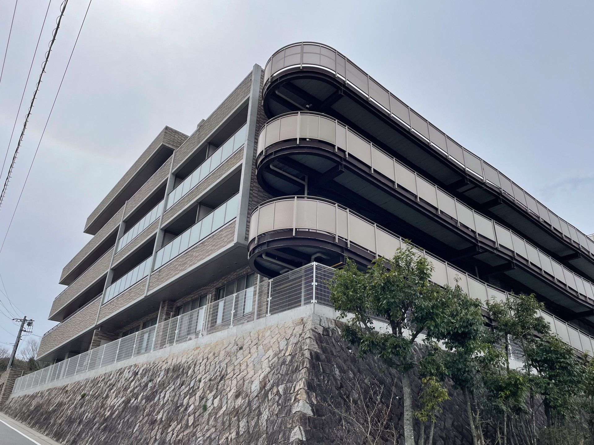 多階層の建物外観