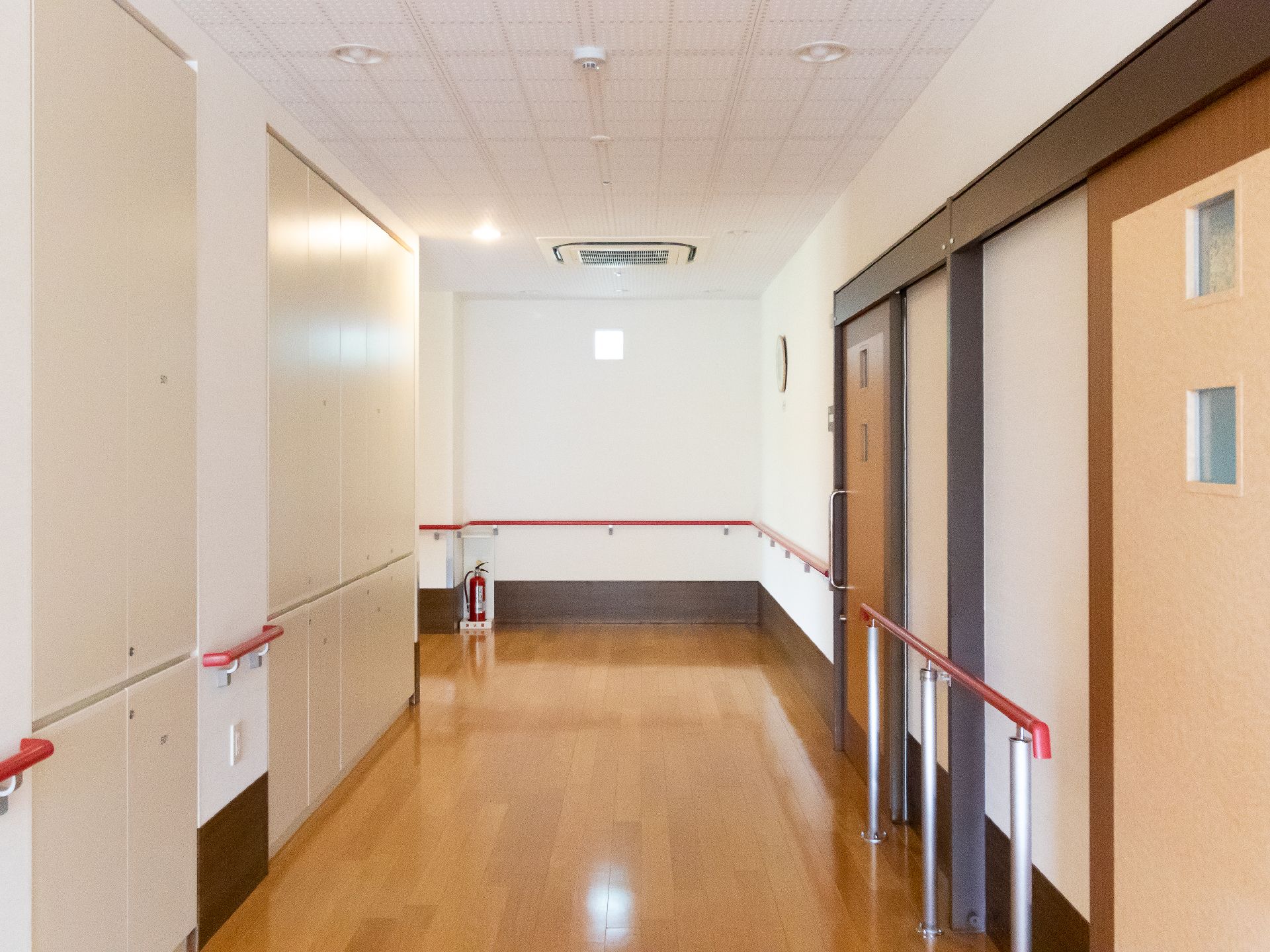 スライド式扉を採用した居室が並ぶ廊下