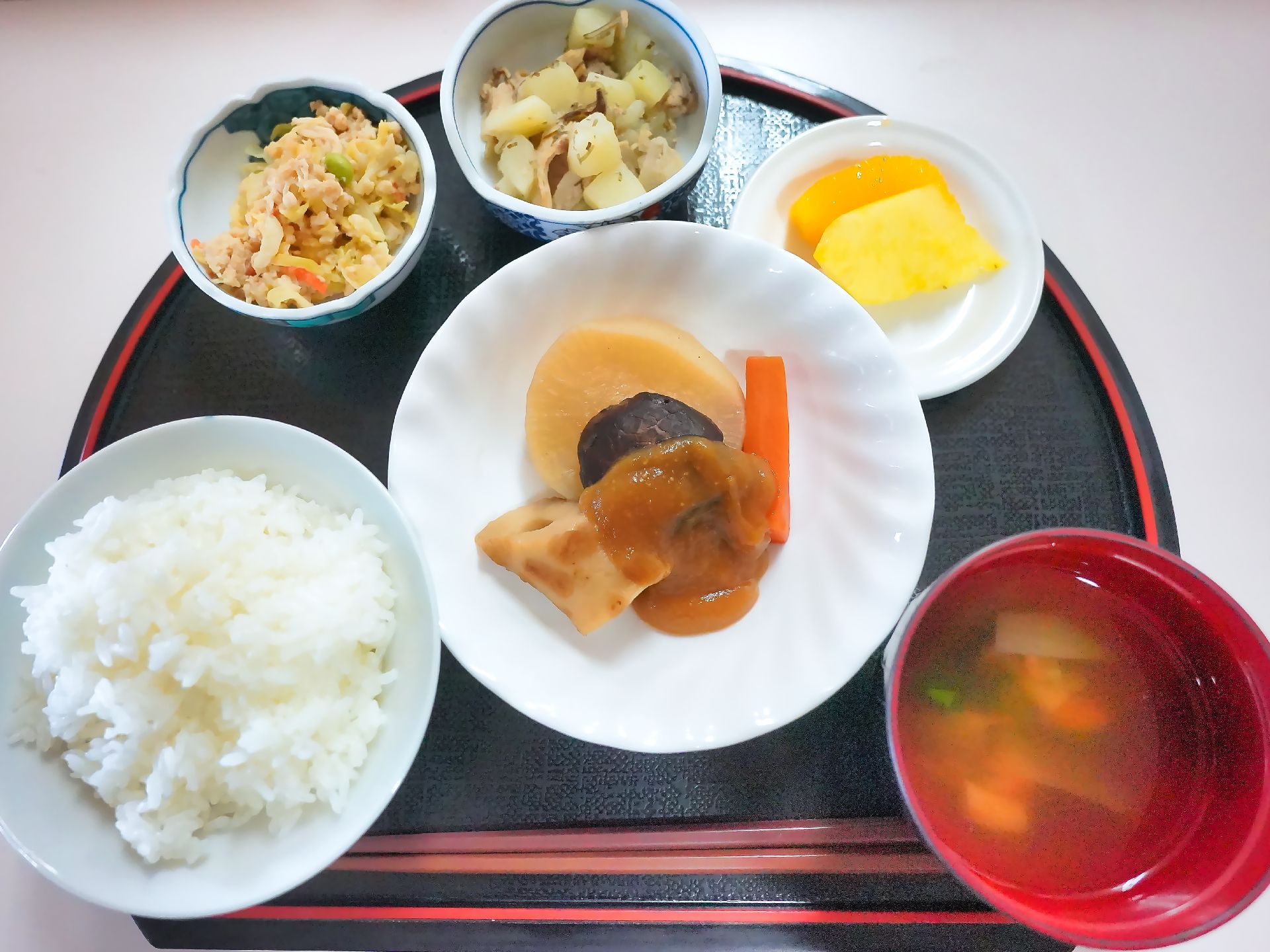 野菜の煮物とご飯と味噌汁のセット