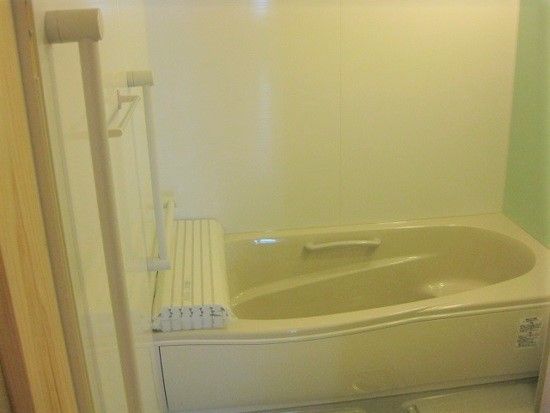 浴室には一人ずつ入浴できるよう個浴を完備。手すりが多めに設置され、安全に入浴できる。