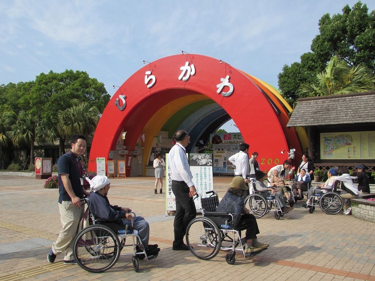 動物園への外出を楽しむ入居者。車いすはスタッフが介助している。