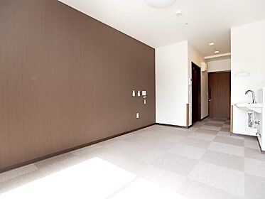 グレーのカーペットが敷かれた部屋には車いす対応の洗面所もあり、緊急通報装置が設置されている。