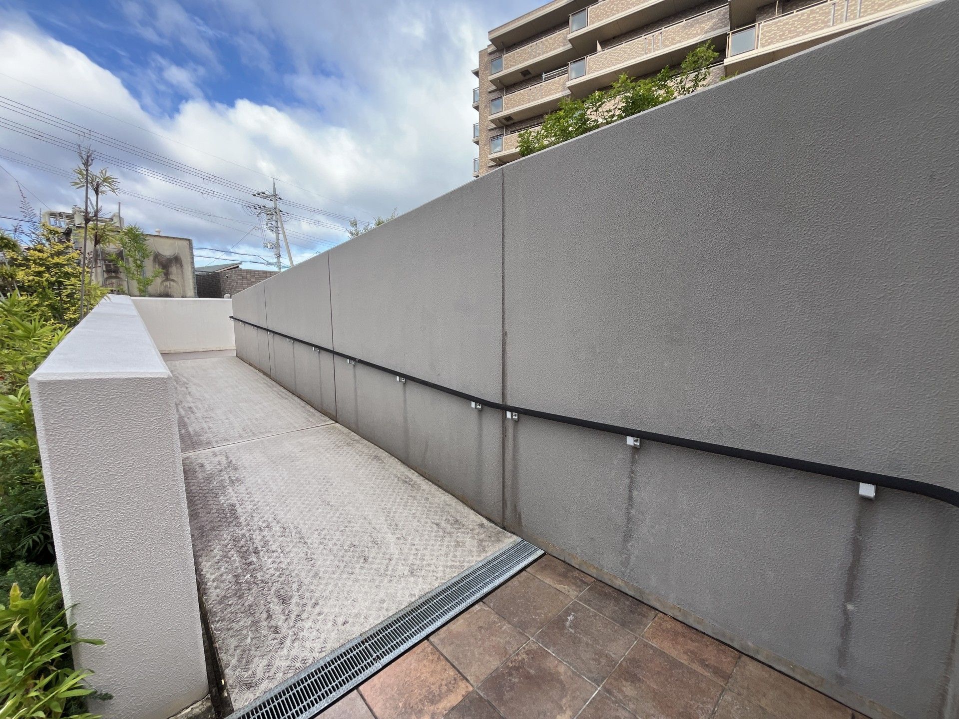 手すり付きのスロープ