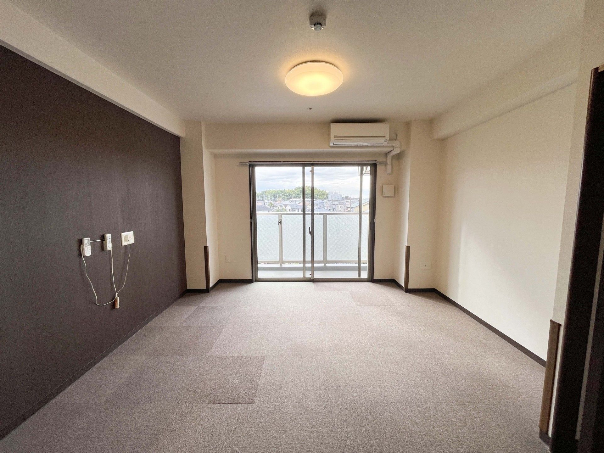 広い窓のある部屋