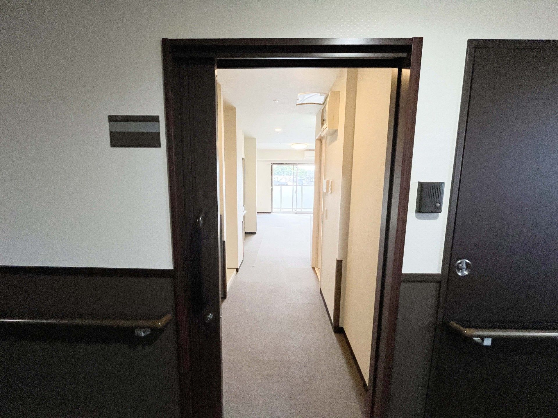 明るい廊下の入口