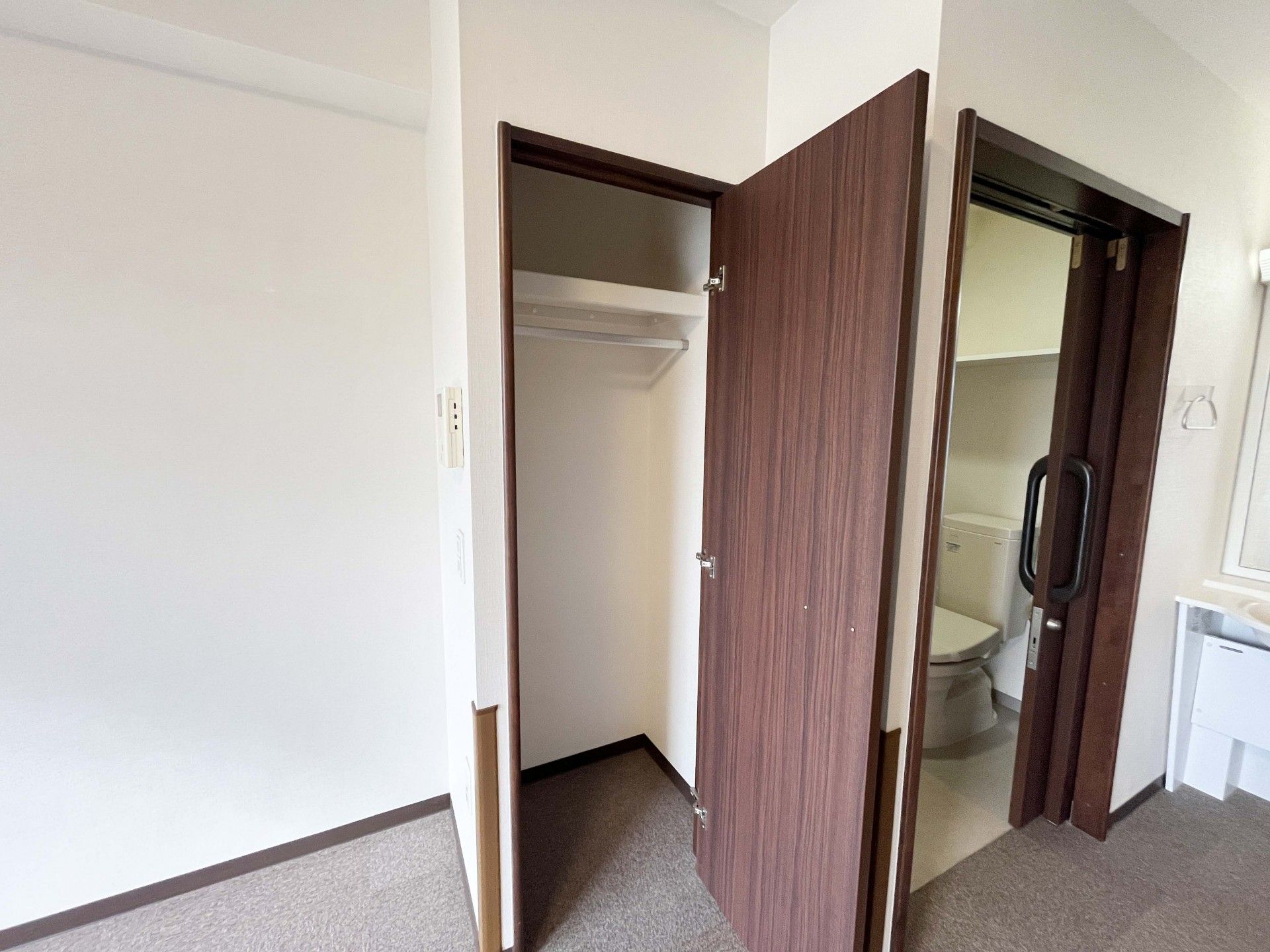 収納とトイレのある部屋