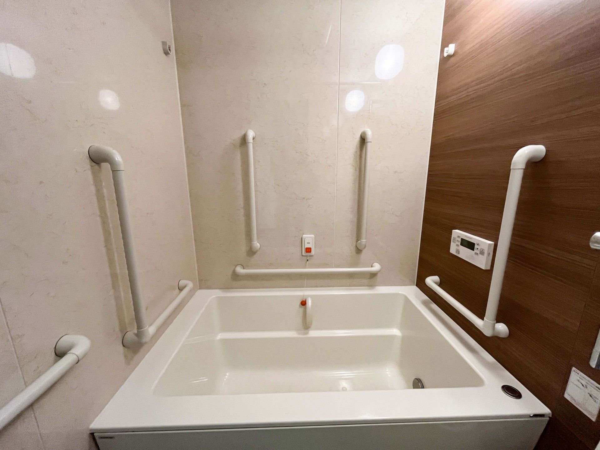 手すり付きの浴室