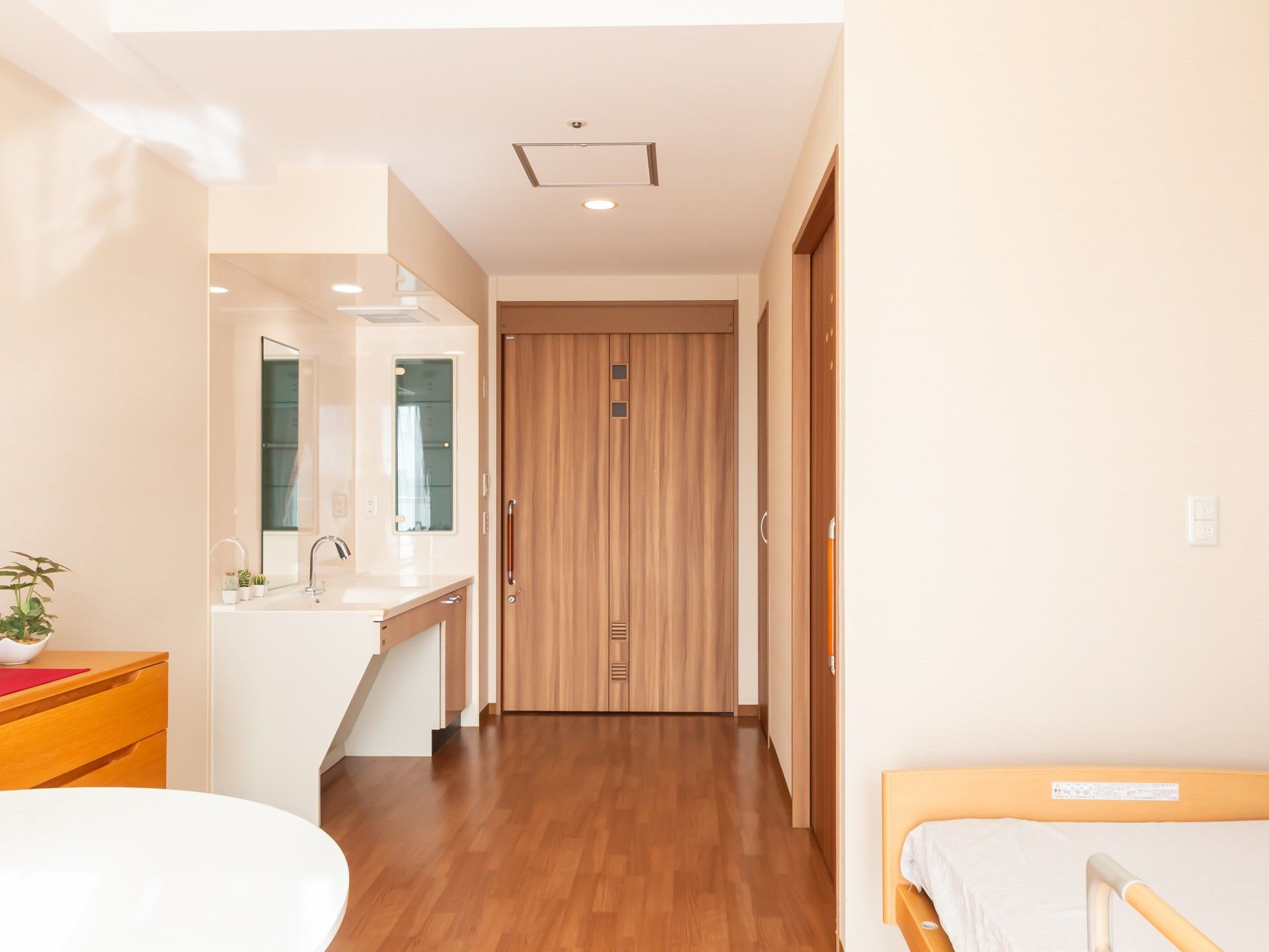 明るい個室の入口