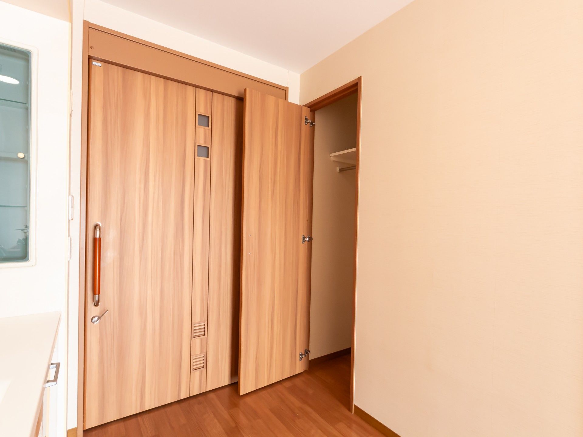 木製の扉と収納スペース