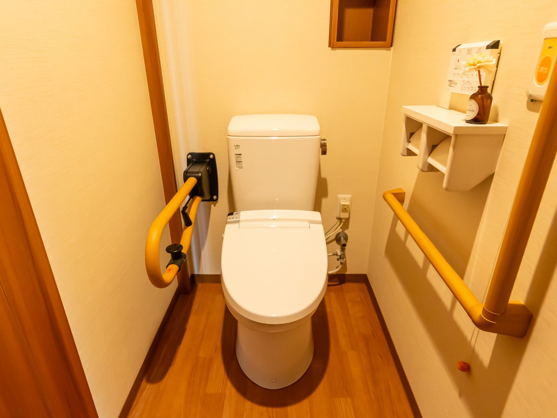 手すり付きのトイレ