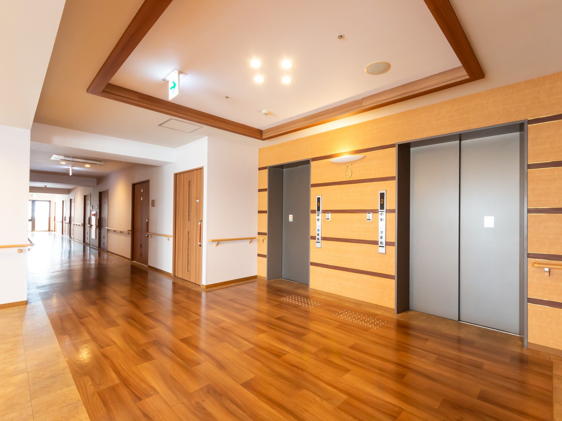 明るい廊下とエレベーター
