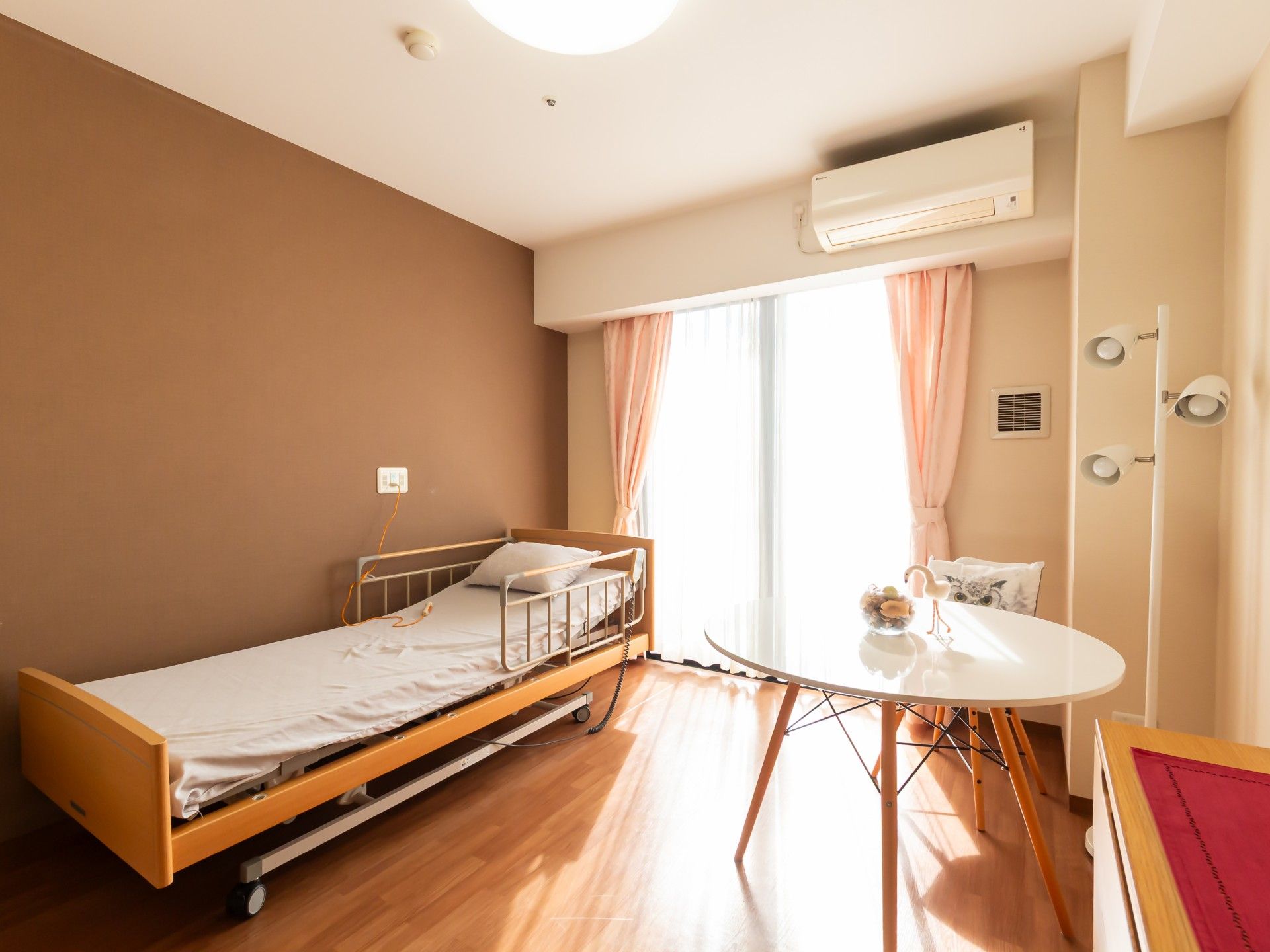 明るい個室の一角