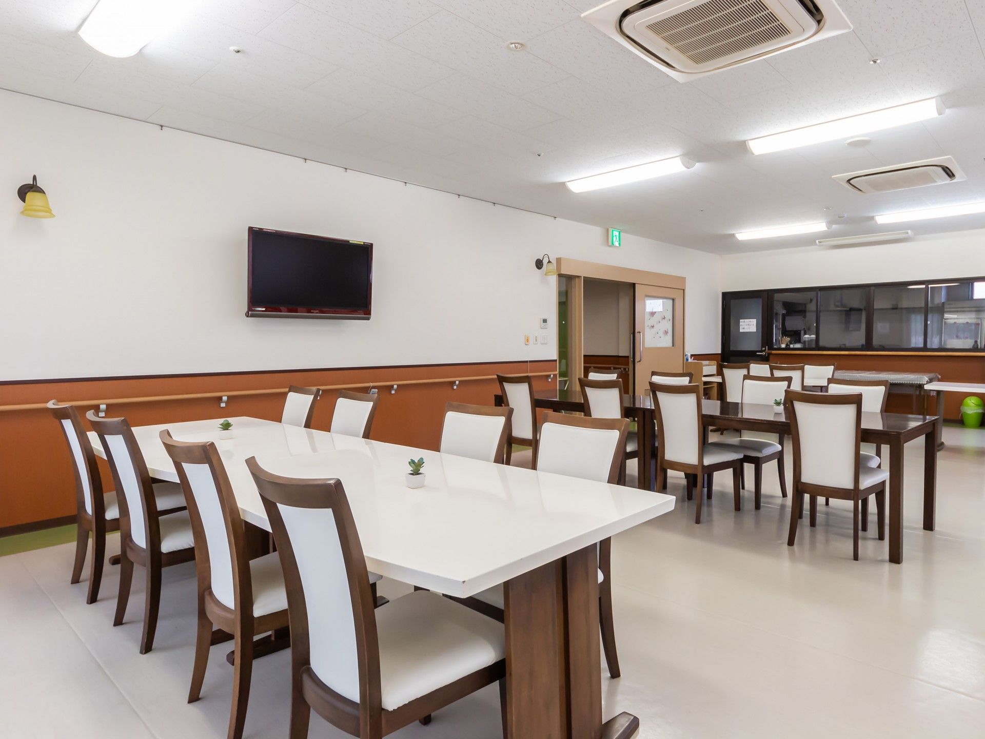 笑顔で会話する介護と利用者