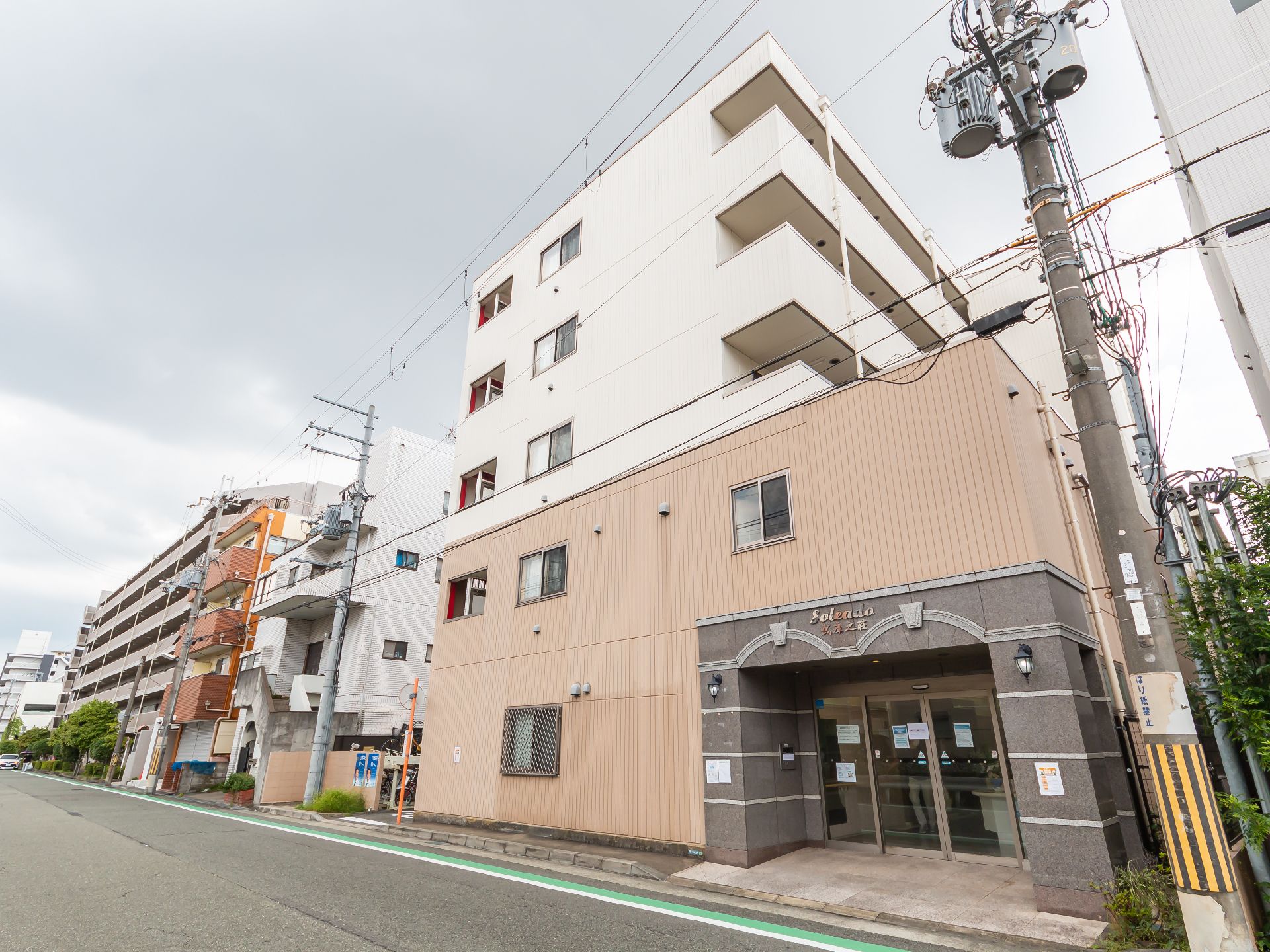 マンションタイプの落ち着いた色調の外観をした高齢者向け住宅