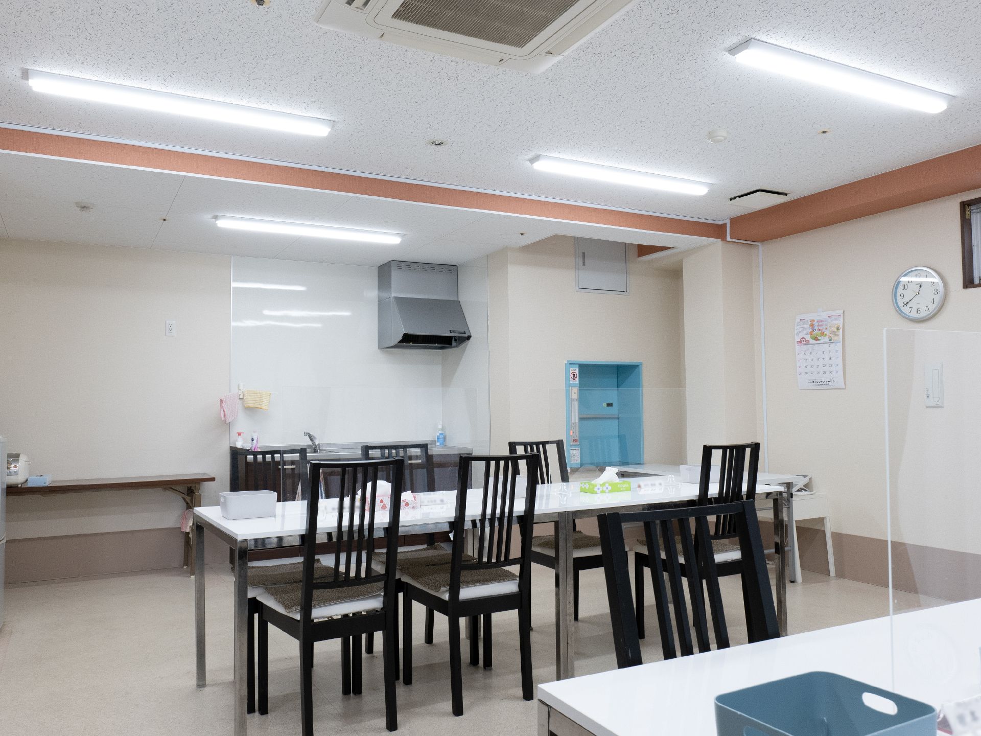 椅子とテーブルが設置されている共有スペース