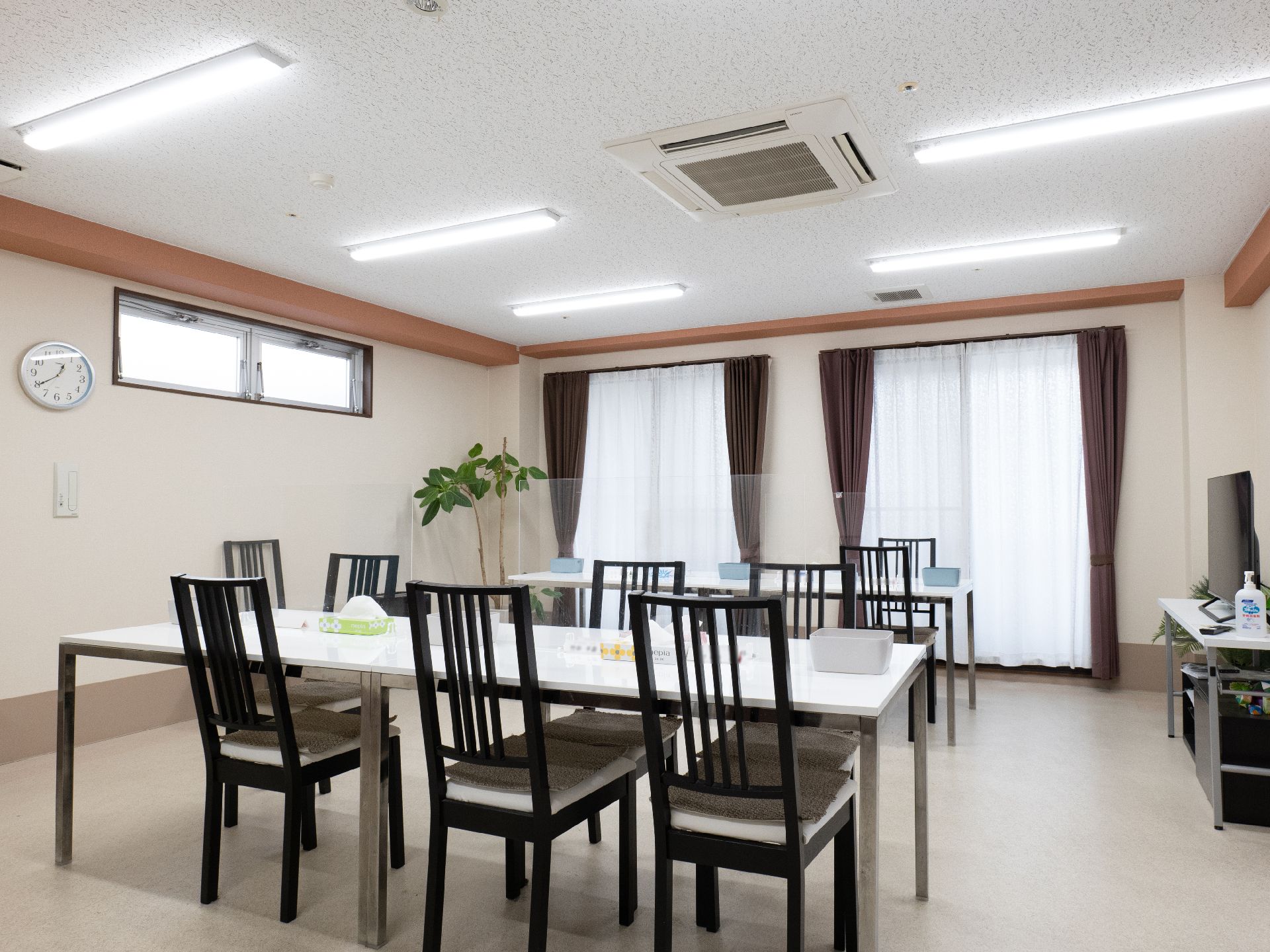 仕切りが設置されている共有スペース