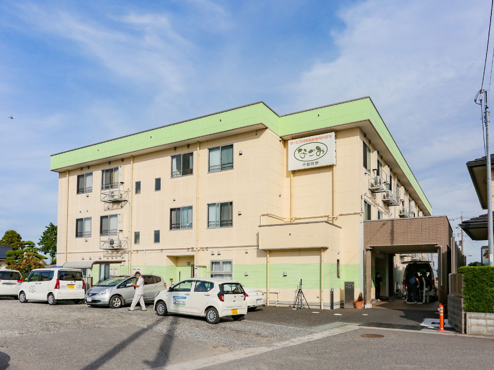 ベージュと緑が基調となっている外観の高齢者向け住宅