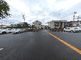 入口のアーチ型天井と駐車場