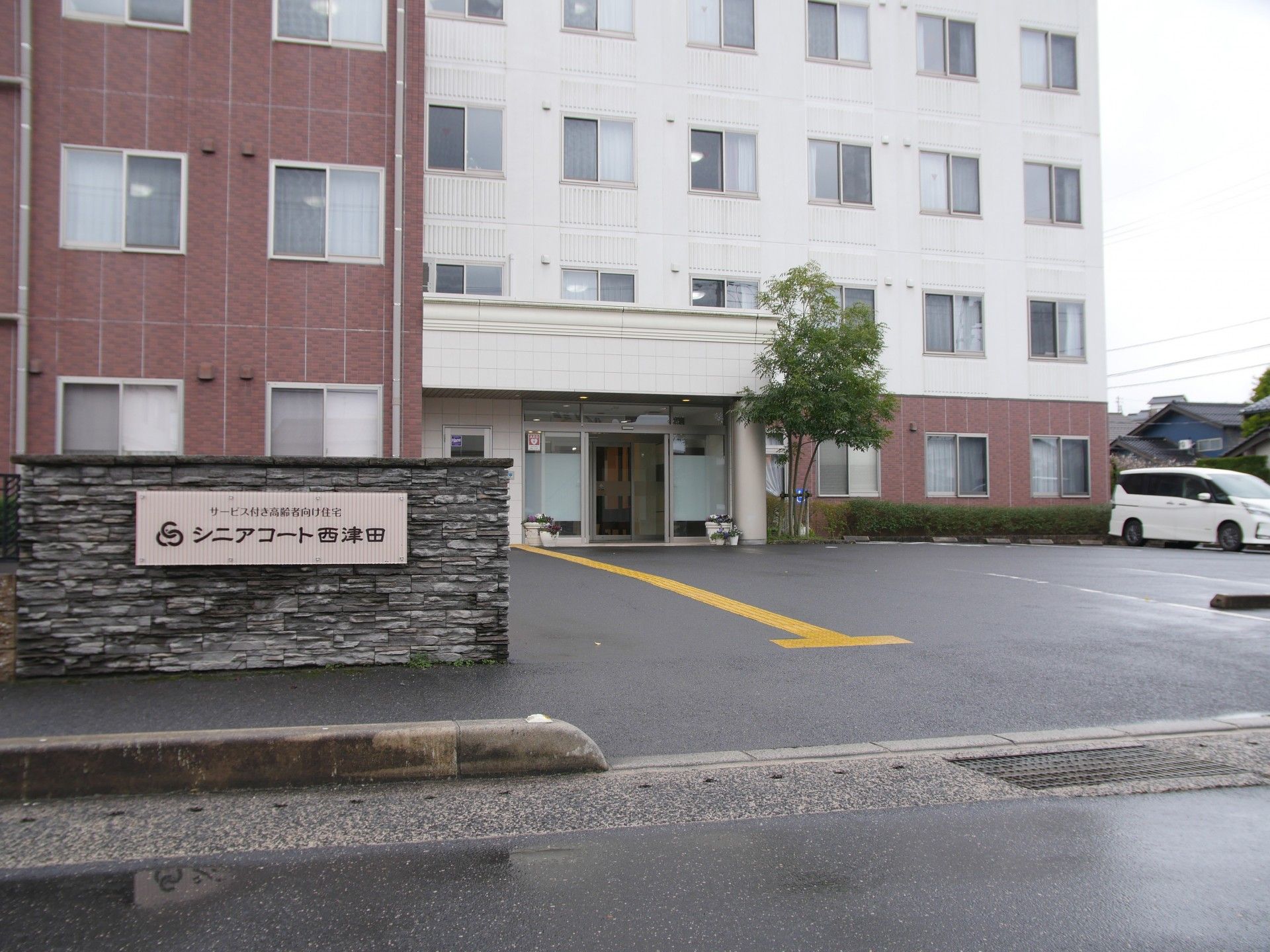 明るいエントランスの建物