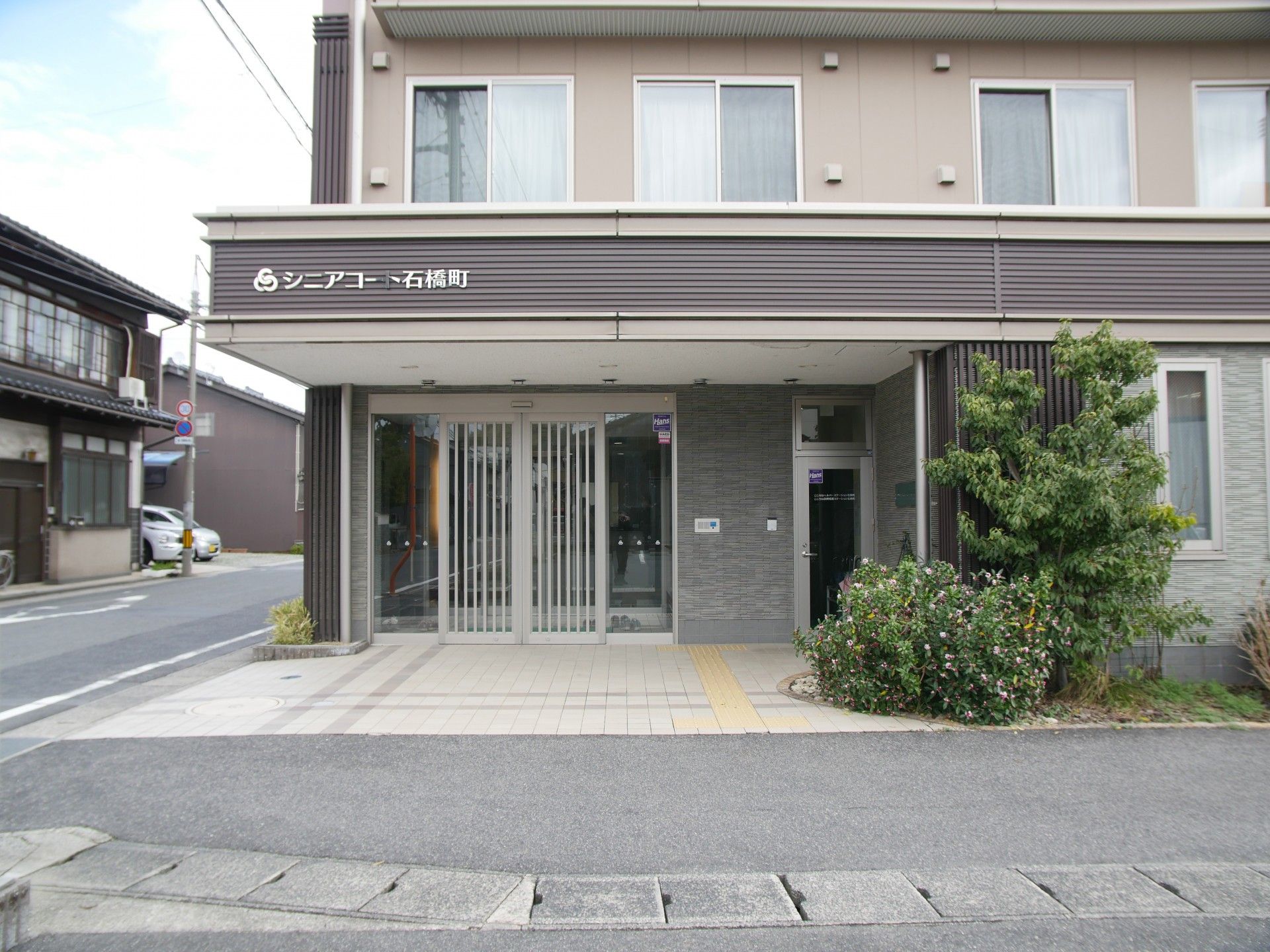 入り口が広い施設正面