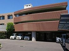 駐車場のある建物外観