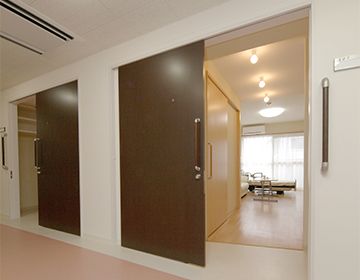 居室の入口と室内の様子