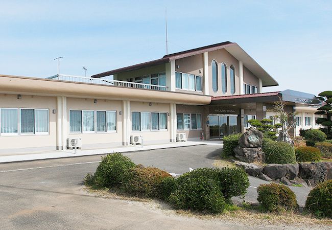 広々とした施設の外観