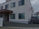 交差点に面した建物の全景