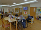 明るい居間の介護施設内部