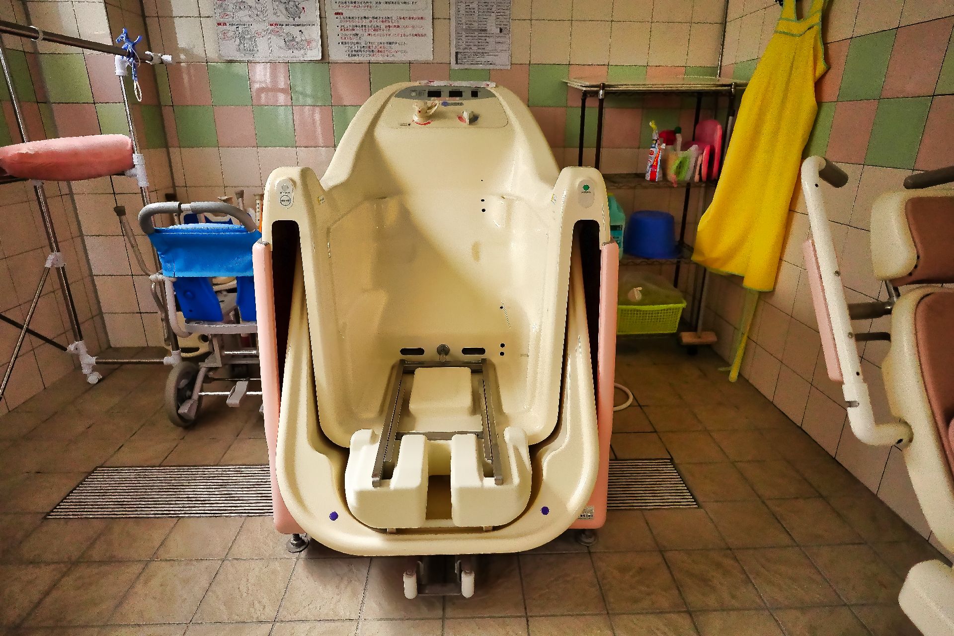 タイル調の部屋の中央に置かれた座位浴室