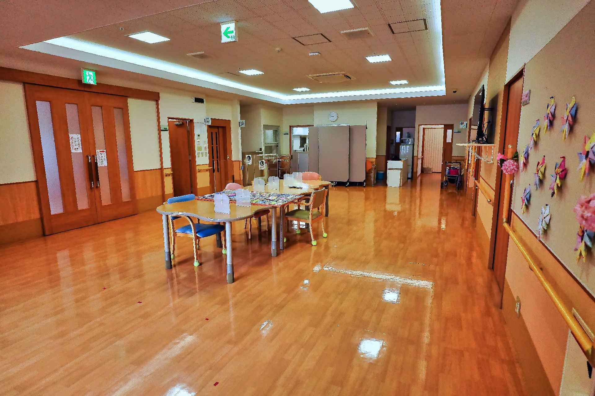 中央に木製の机と椅子が置かれた広間
