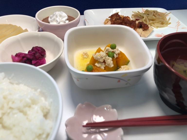 かぼちゃとグリーンピースの煮物と、チキンソテーとご飯と味噌汁