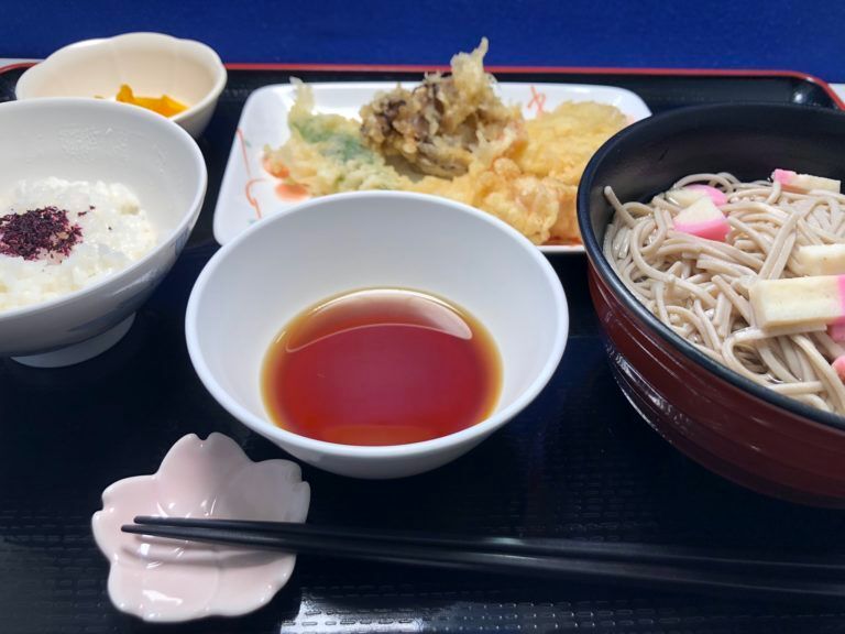 天ぷらの盛り合わせとそばとご飯のセット