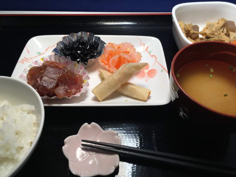 黒豆や酢の物、煮物とごはんと味噌汁のセット