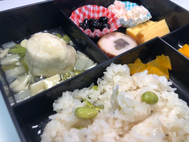 豆ごはんとたまご焼きや黒豆、マカロニサラダやあんかけのセット