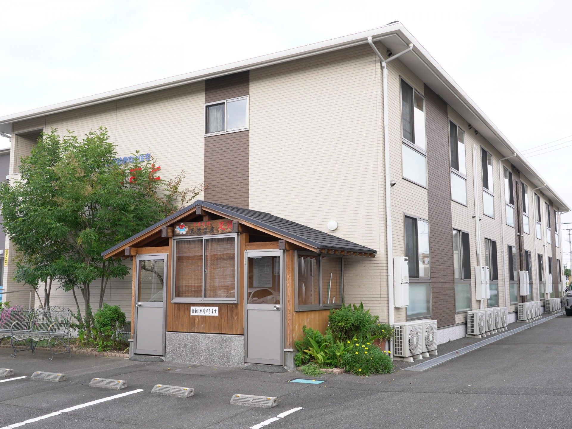 ゆったりとした玄関のある建物