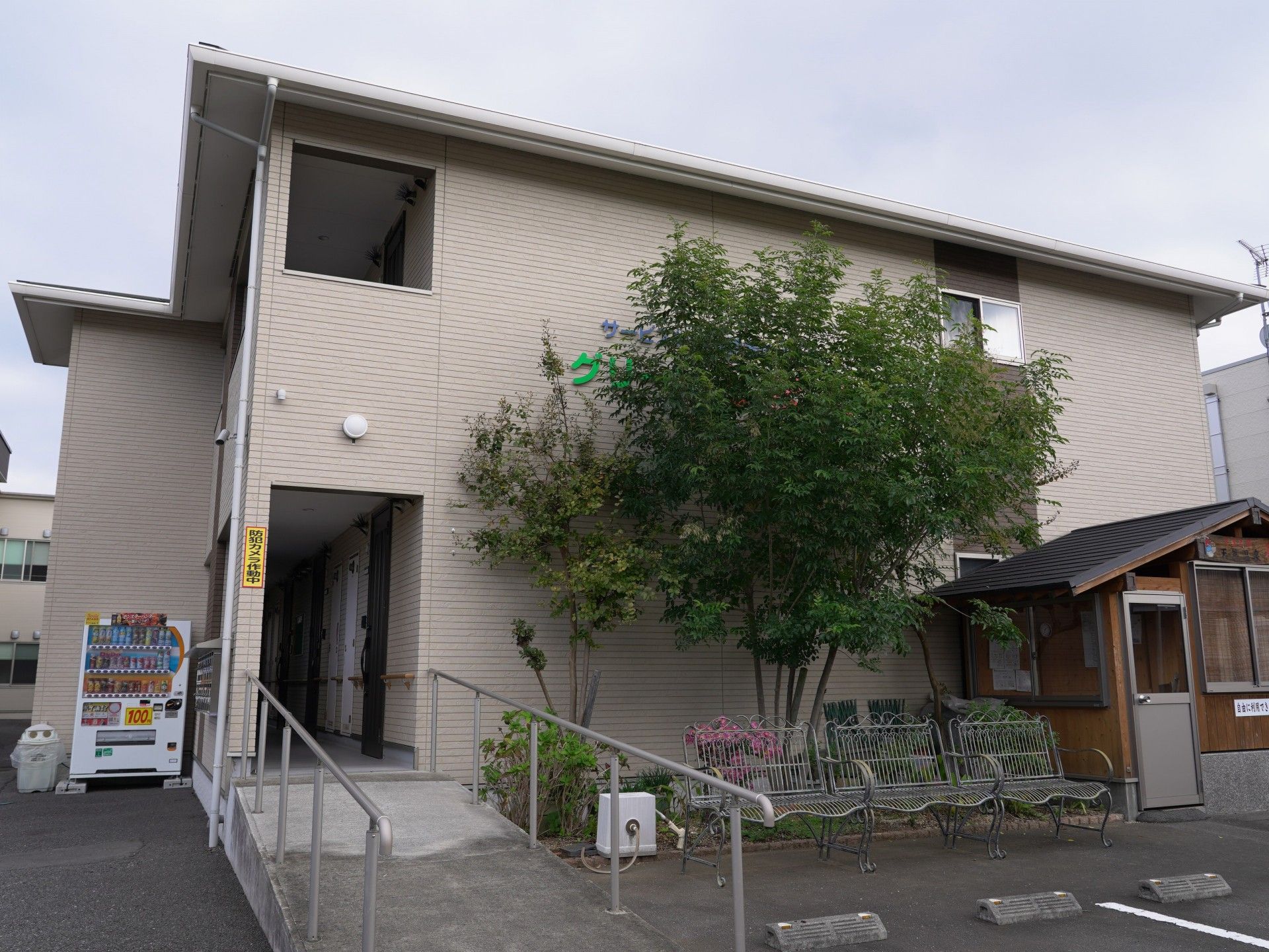 ゆったりとした外観の建物