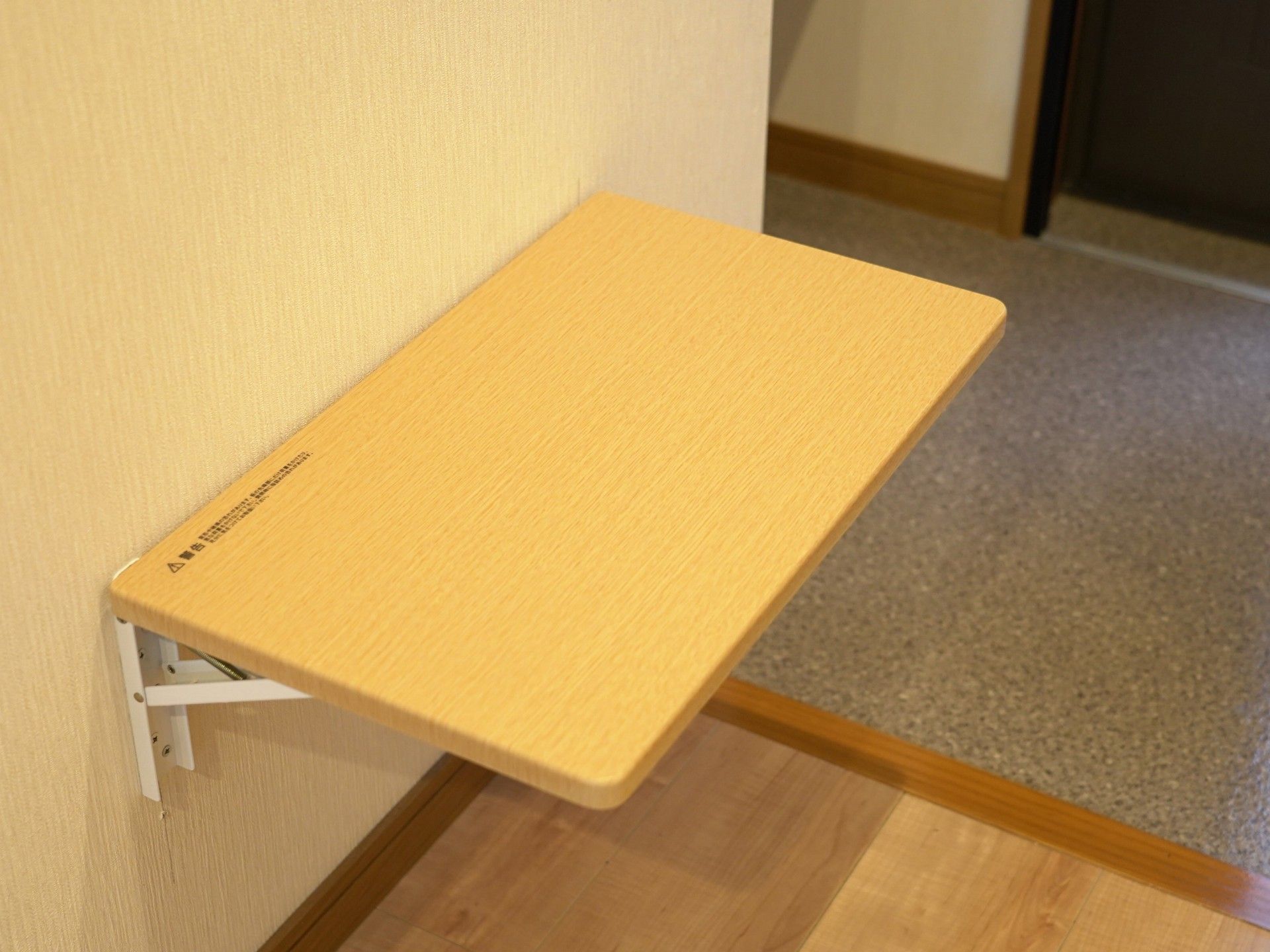 壁に取り付けられた折りたたみ棚